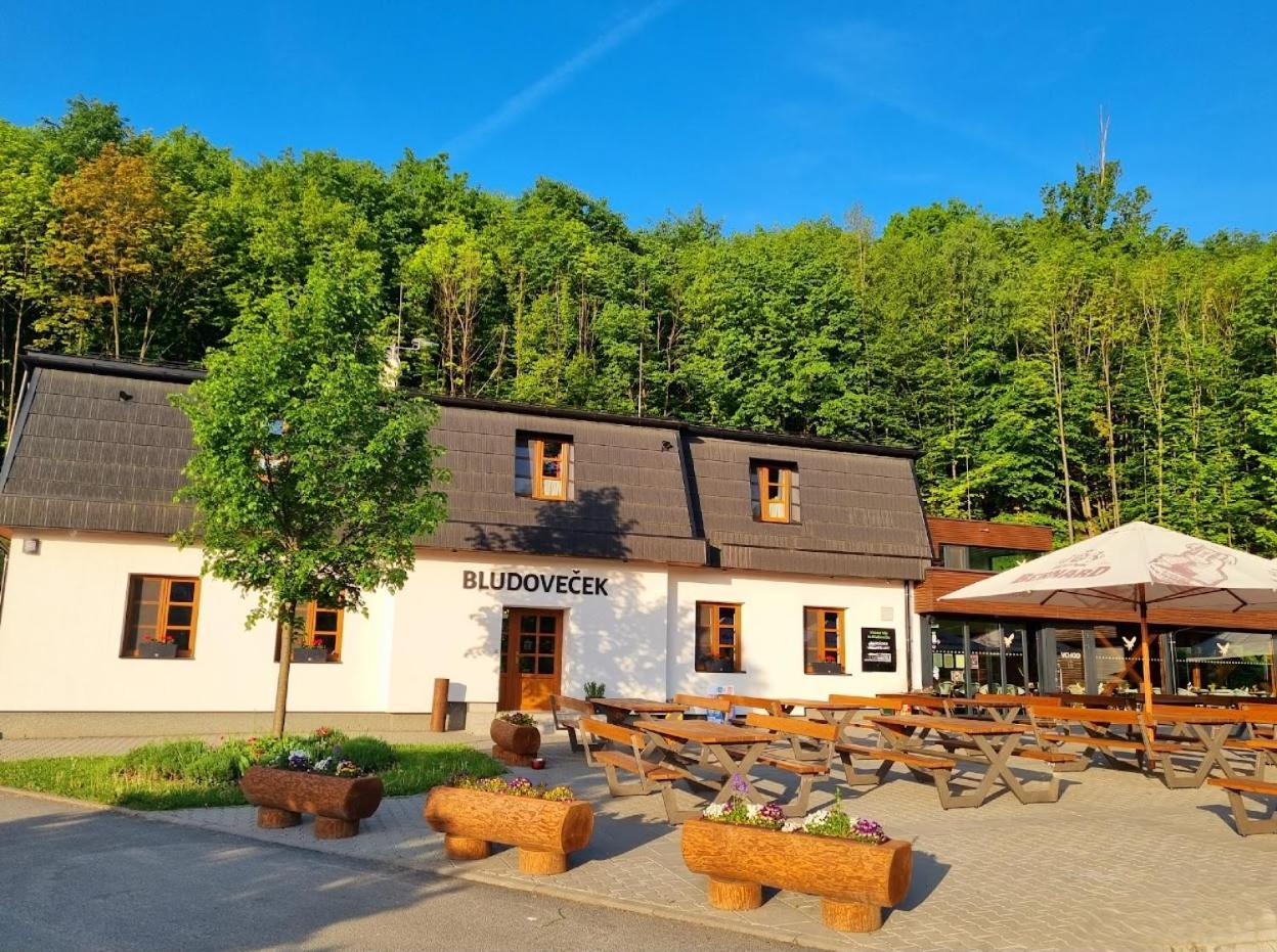 Restaurace A Penzion Bludovecek Extérieur photo