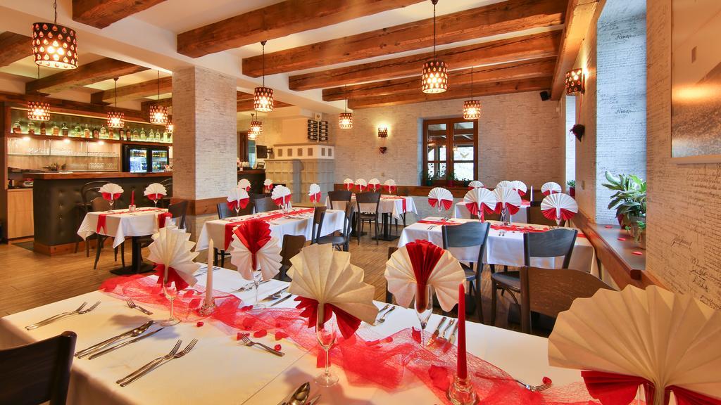 Restaurace A Penzion Bludovecek Extérieur photo